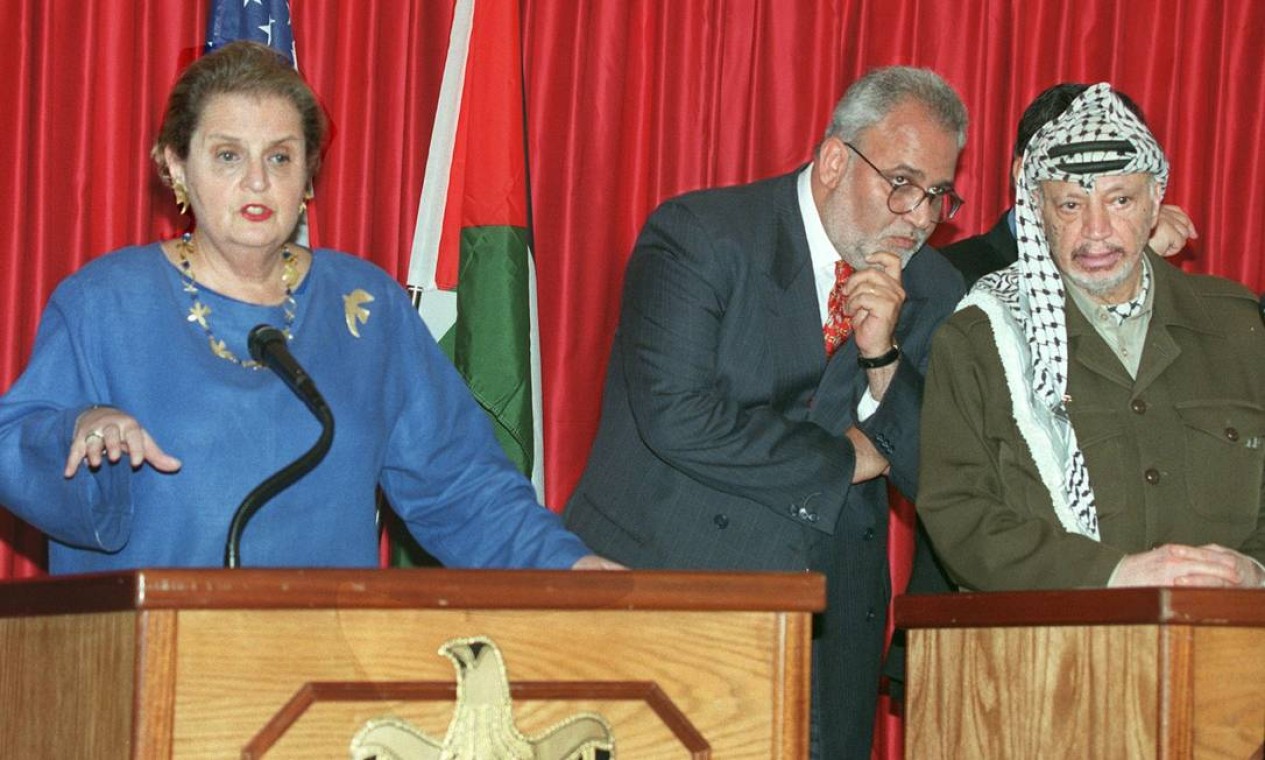 O negociador palestino, Saeb Erekat, em 1998, entre o então presidente palestino, Yasser Arafat, e a secretária de Estado dos EUA, Madeleine Albright, em Jericó Foto: AWAD AWAD / AFP