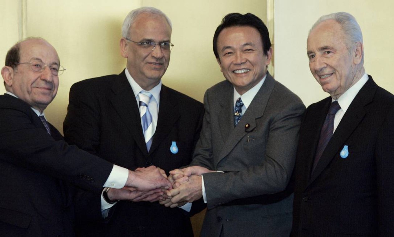 Saeb Erekat, em 2007, com o Ministro das Relações Exteriores do Japão, Taro Aso, e o Conselheiro Especial do Rei da Jordânia, Farouk Kasrawi, elém do vice-primeiro-ministro israelense, Shimon Peres, antes de suas negociações em Tóquio Foto: YURIKO NAKAO / AFP - 14/03/2007