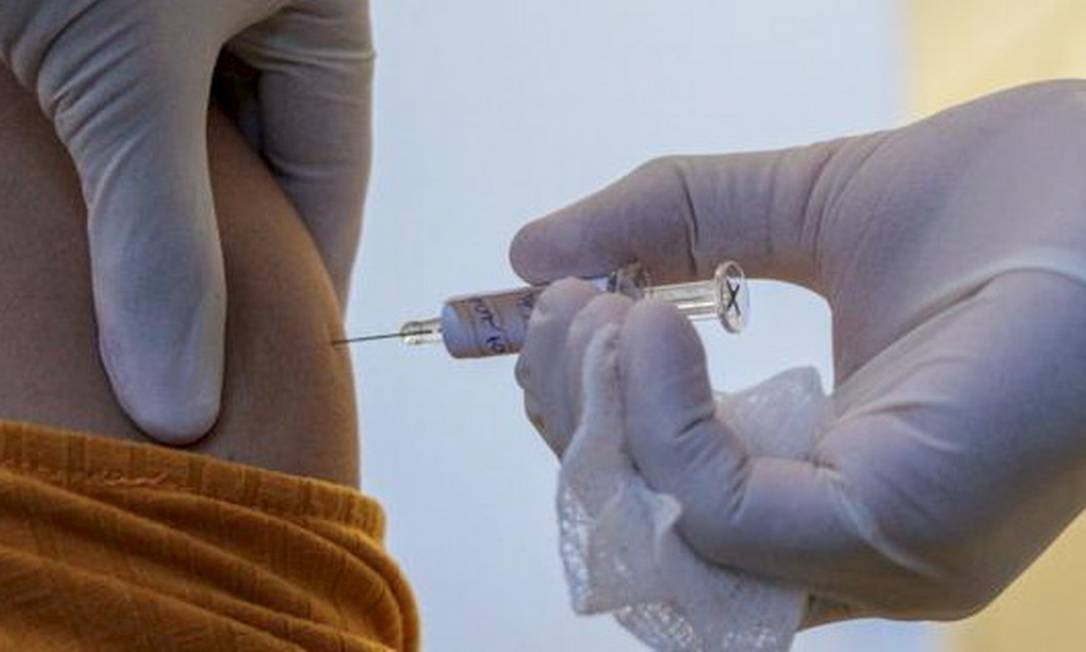 Aplicação da primeira dose da vacina Coronovac, no Hospital das Clínicas de São Paulo. Foto: Divulgação/Governo de São Paulo