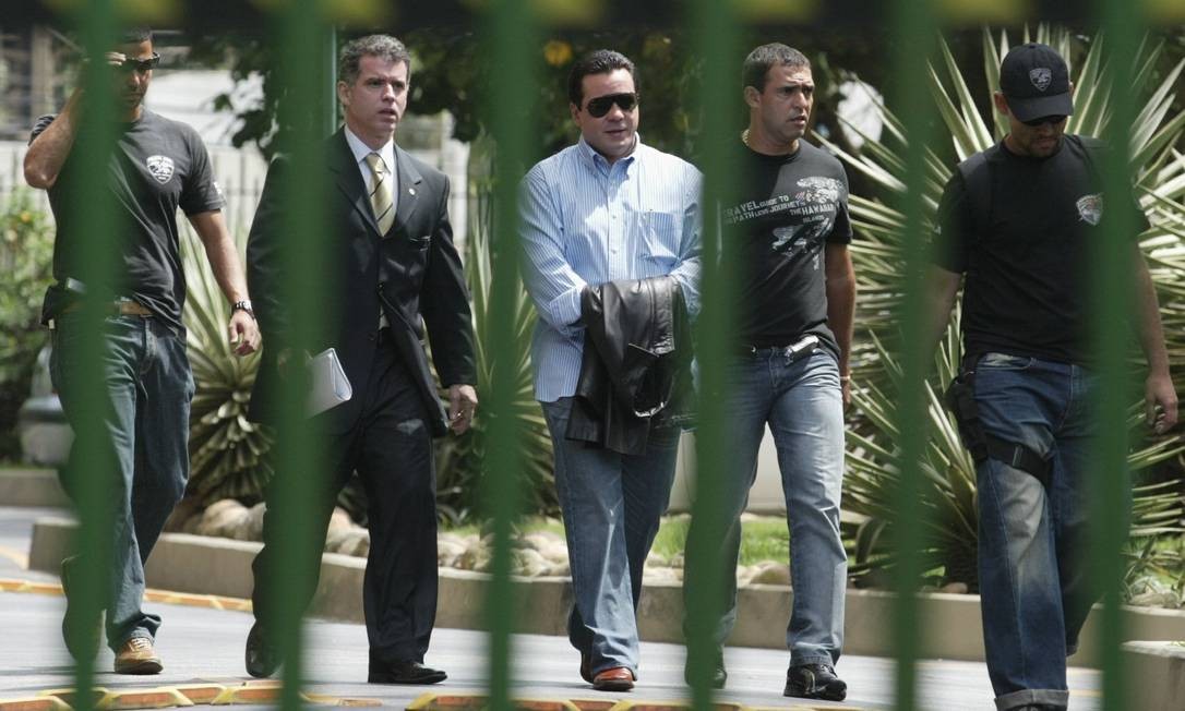 The boss of the slot machine mafia, Fernando Iggnácio, hides his handcuffs with a jacket when leaving the building where he lives, in São Conrado, after being arrested for attempted murder in October 2006 Photo: Guilherme Pinto / Agência O Globo