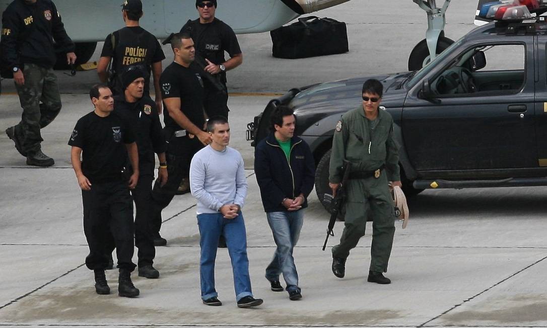 Deadly enemies, Fernando Iggnácio (light shirt) and Rogério Andrade talk like two good friends, in 2007, before embarking, in Santos Dumont, bound for Mato Grosso do Sul. For years, they wage a bloody fight for control of slot machines Photo : Hipólito Pereira / Agência O Globo