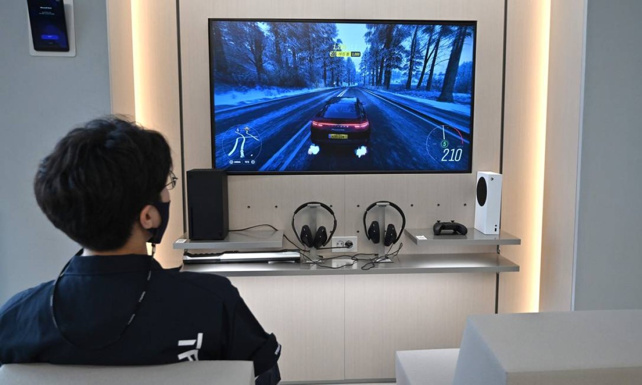 Um membro da equipe testa um jogo do Xbox Series X em uma loja em Seul. A empresa americana vendeu metade do número de exemplares de seu console anterior, o Xbox One, que sua rival japonesa com o PlayStation 4 Foto: JUNG YEON-JE / AFP