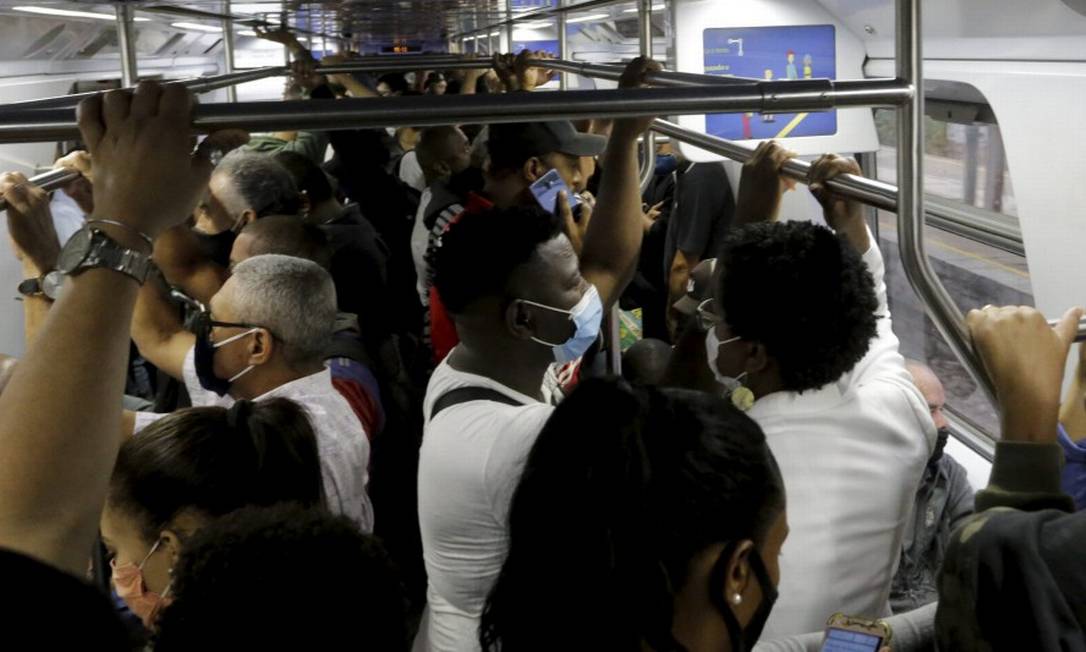 Ramal Japeri: milhares de cariocas usam trens da Supervia, que agora têm menos viagens e ainda mais aglomeração Foto: Domingos Peixoto em 5-11-2020 / Agência O Globo