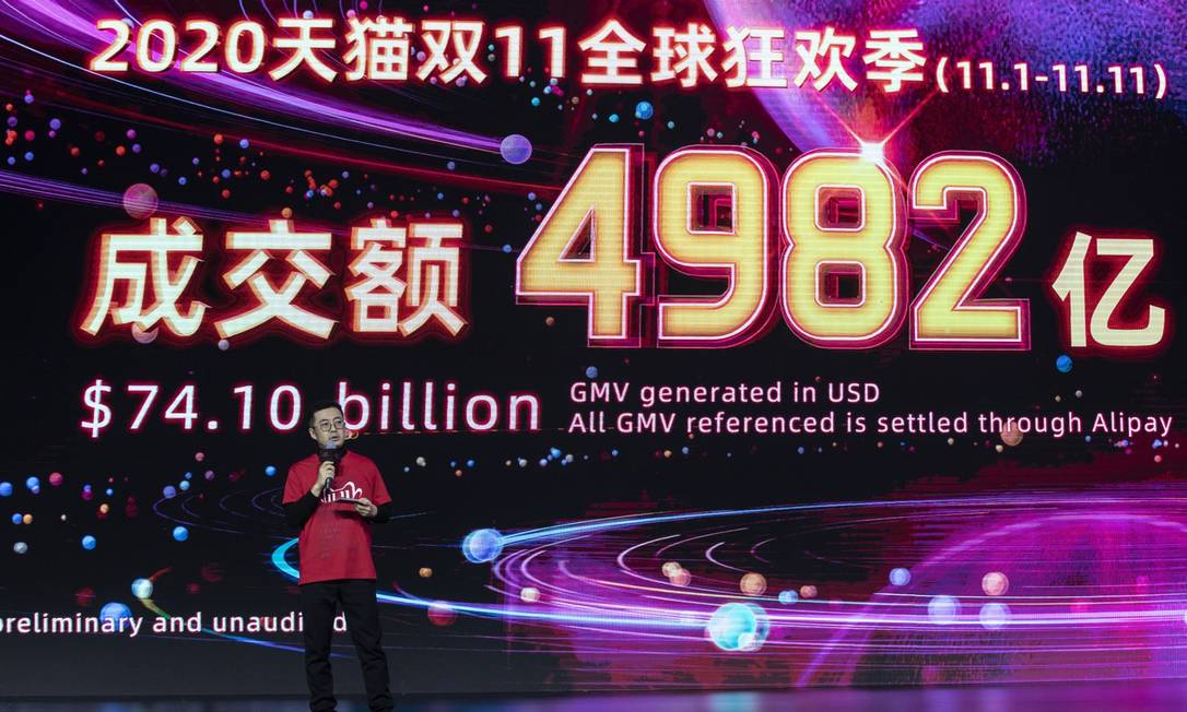 Jiang Fan, presidente do Taobao e do Tmall no grupo Alibaba, apresenta números do Dia do Solteiro Foto: Qilai Shen / Bloomberg