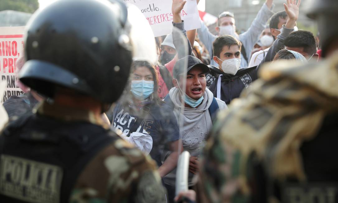Policiais impedem passagem de manifestantes em Lima, no Peru, após destituição de Martín Vizcarra Foto: SEBASTIAN CASTANEDA / REUTERS