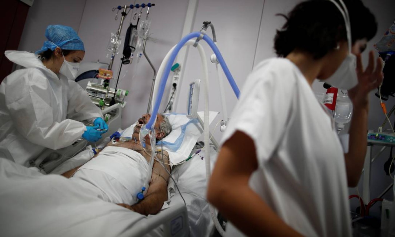 A cada 30 segundos, uma pessoa dá entrada num hospital da França com devido ao novo coronavírus Foto: BENOIT TESSIER / REUTERS