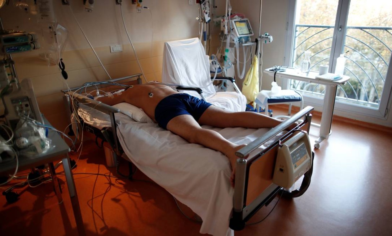 Paciente deitado de bruços UTI da clínica Ambroise Pare Foto: BENOIT TESSIER / REUTERS