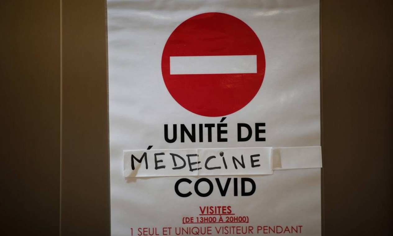 Uma placa que diz "Unidade de medicina COVID" é vista na UTI onde os pacientes com a doença são tratados em Neuilly-sur-Seine, perto de Paris Foto: BENOIT TESSIER / REUTERS