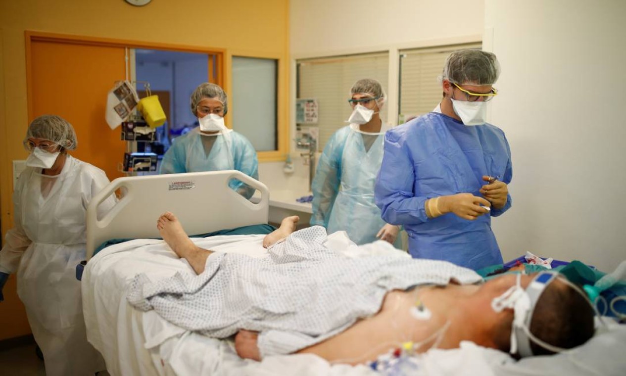 Equipe médica atende um paciente infectado com a Covid-19 em um hospital em Vannes Foto: STEPHANE MAHE / REUTERS