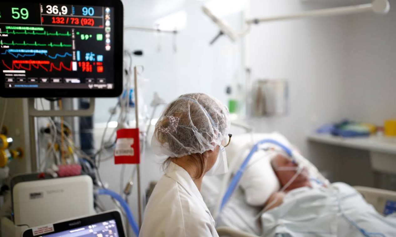 Paciente com Covid-19 é tratado na UTI de hospital em Vannes Foto: STEPHANE MAHE / REUTERS