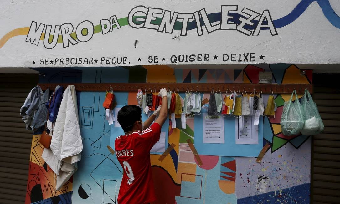Muro da Gentileza do Colégio São Vicente, em Cosme Velho Foto: Fabiano Rocha / Agência O Globo