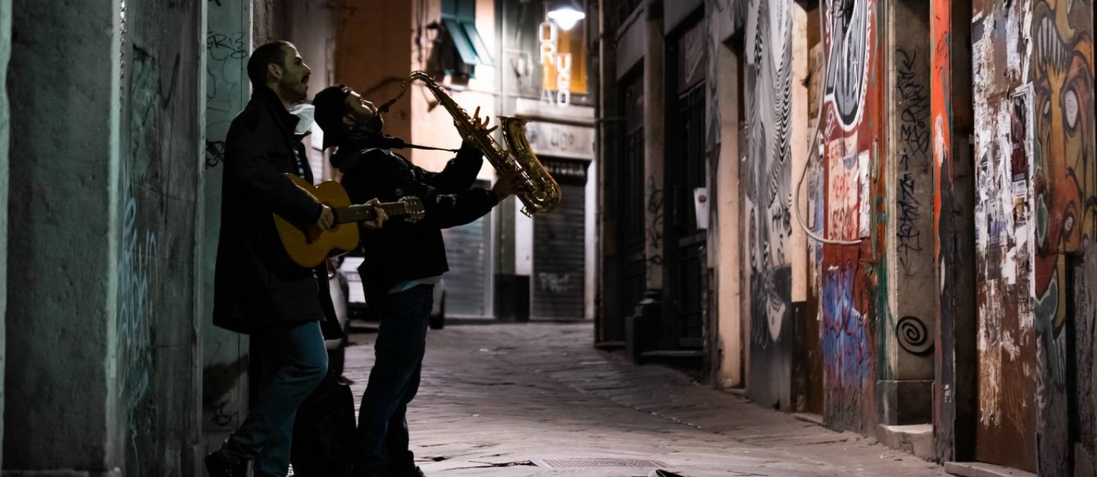 O saxofonista Marcelo Cucco e o guitarrista Gioele Mazza tocam em uma rua vazia de Gênova, na Itália Foto: Nicolò Metti / Divulgação