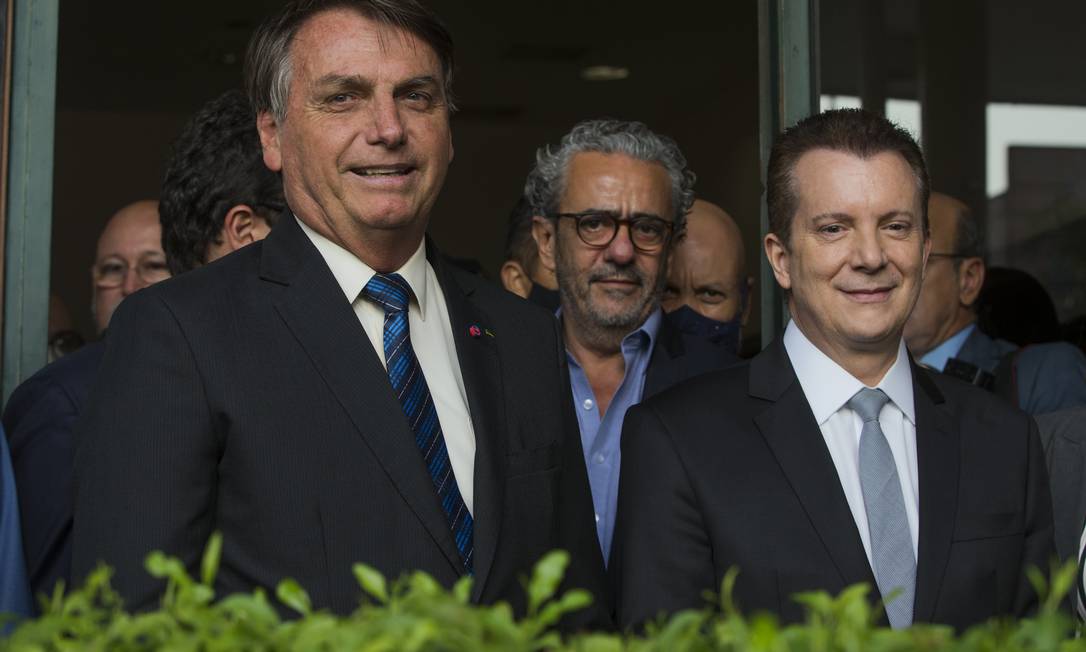 Bolsonaro e o candidato a prefeito de São Paulo, Celso Russomanno, do Patriotas, no Aeroporto de Congonhas Foto: Edilson Dantas / Agência O Globo