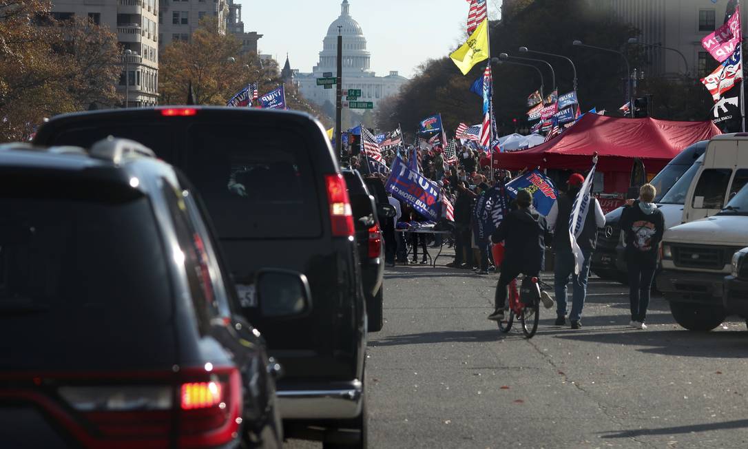 Apoiadores de Donald Trump saudam comitiva presidencial em protesto em Washington, DC Foto: TOM BRENNER / REUTERS