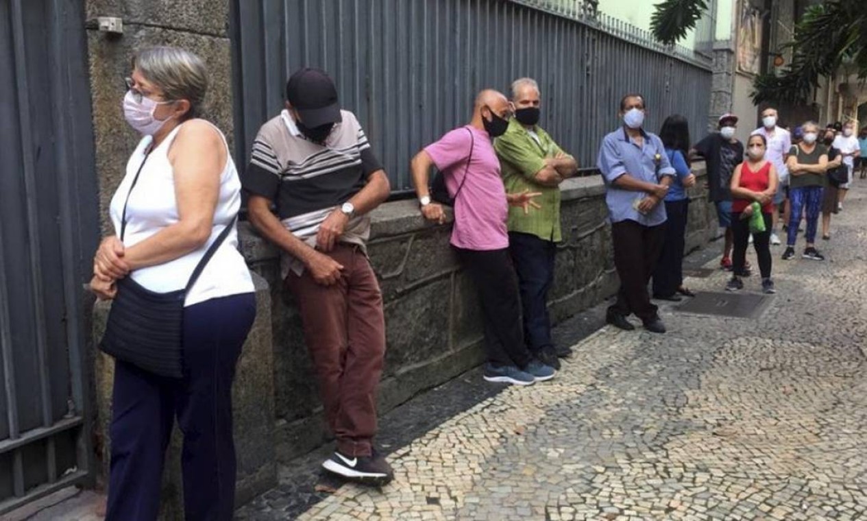 Uso de máscara é obrigatório para entrar nos locais de votação. Na foto, Colégio Penedo, rua Raul Pompeia, Copacabana. Foto: Ana Branco / Agência O Globo