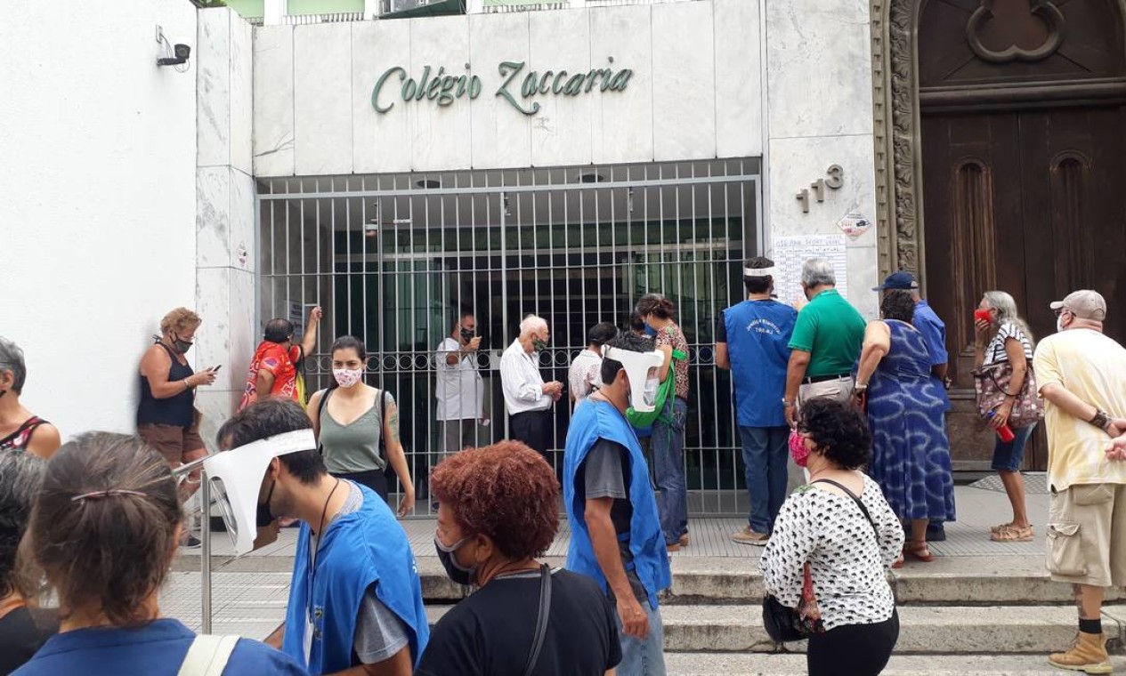 Movimentação já ocorre nos locais de votação. Na imagem, seção localizada no bairro do Catete. Foto: Raphaela Ribas / Agência O Globo