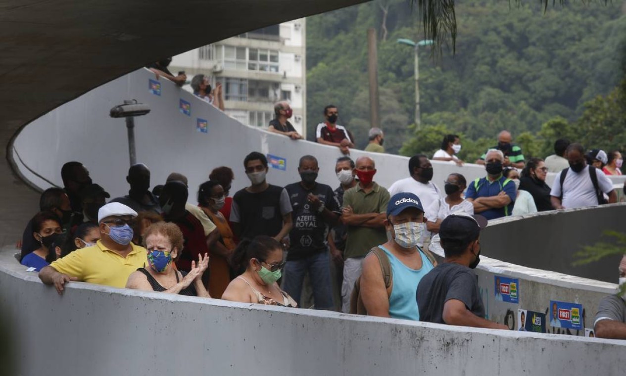 Nas primeiras horas de urnas abertas, fila para votação no CIEP Ayrton Senna se estendeu pela passarela da Rocinha Foto: Fabiano Rocha / Agência O Globo