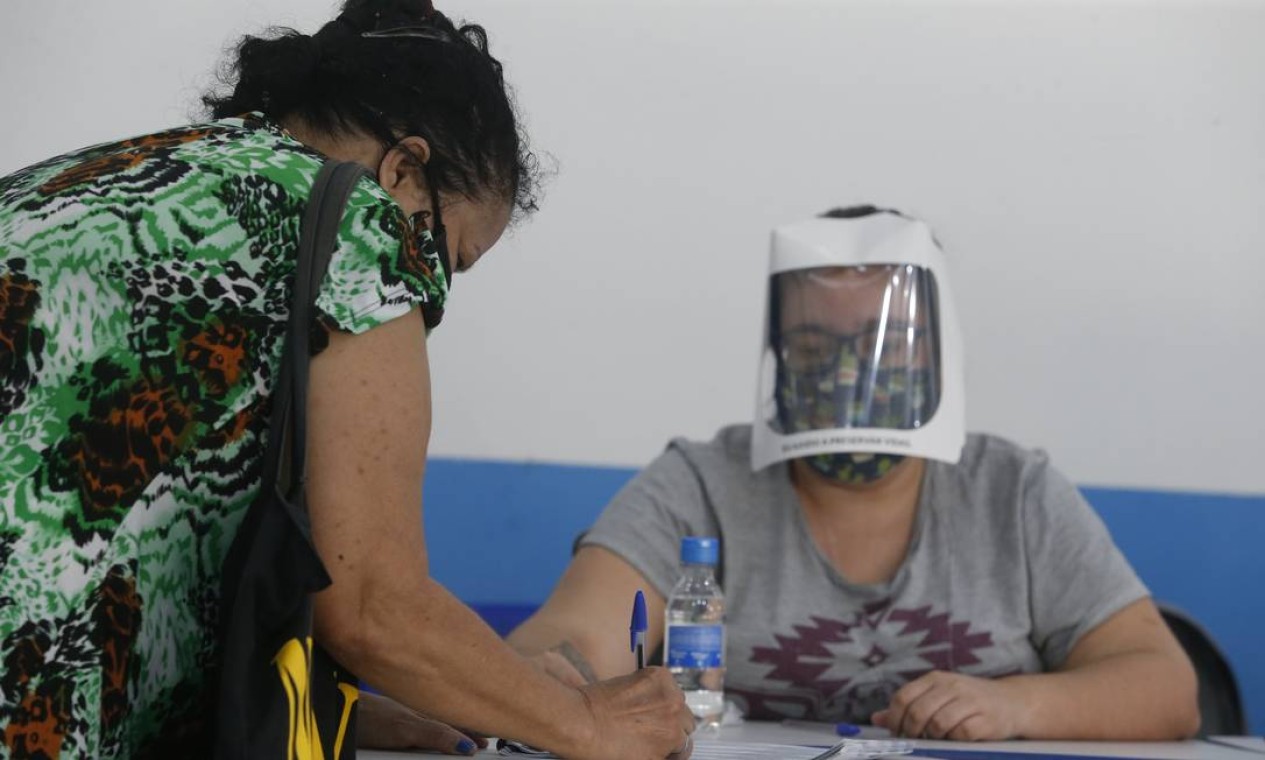 Acessórios de proteção contra o coronavírus são obrigatórios também para quem trabalha nas seções eleitorais Foto: Fabiano Rocha / Agência O Globo