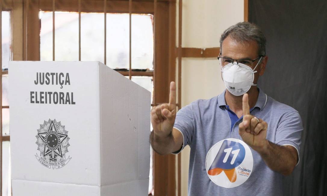 Candidato à reeleição em Nova Iguaçu, Baixada Fluminense, Rogério Lisboa votou no Colégio Estadual Rangel Pestana, no Centro Foto: Cléber Júnior / Agência O Globo