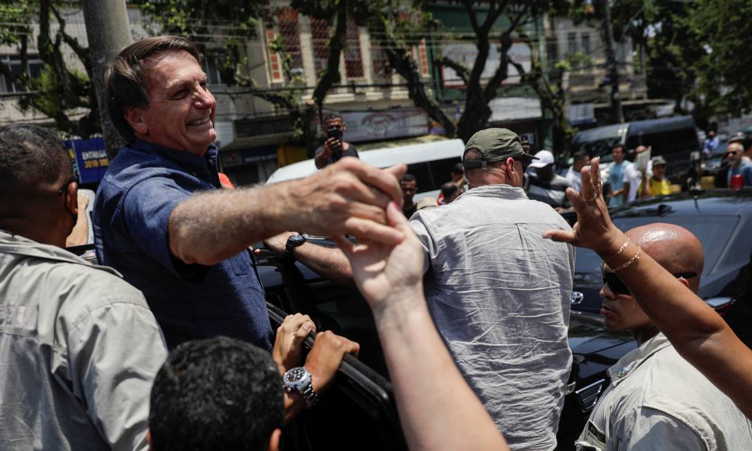 Na saída de seu local de votação, na Vila Militar (Rio), apoiadores do presidente causaram aglomeração. Presidente votou de máscara, mas retirou ela quando estava na rua Foto: Ricardo Moraes / Reuters