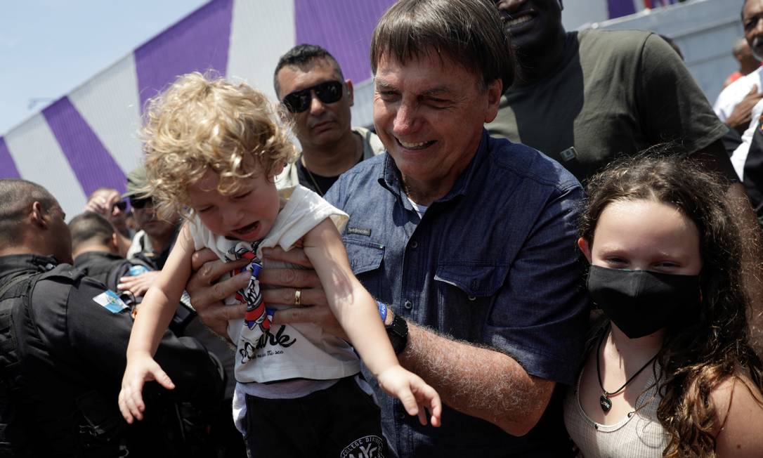 Bolsonaro vota sob forte esquema de segurança na Vila Militar, no Rio ...