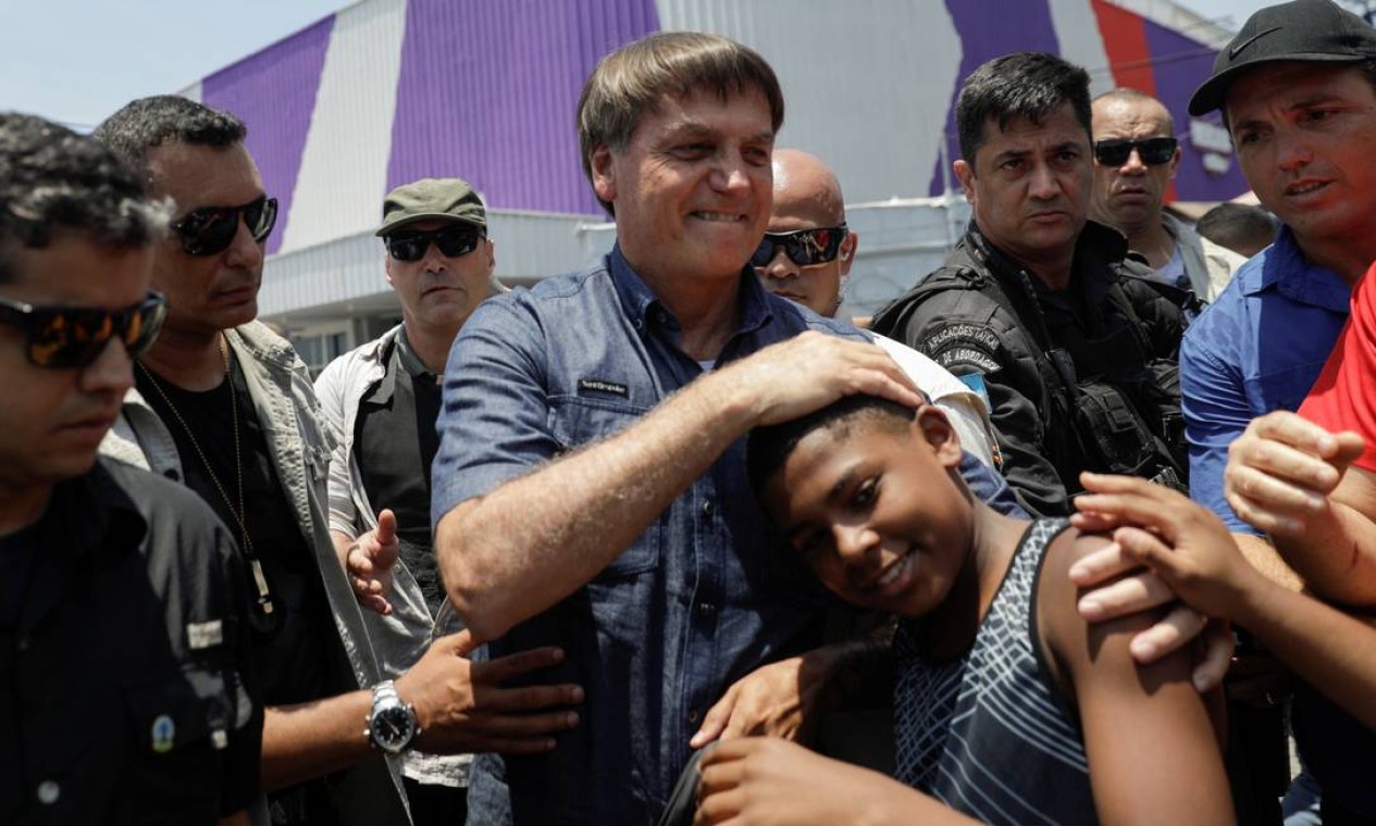 Bolsonaro vota no Rio e causa aglomeração - Jornal O Globo