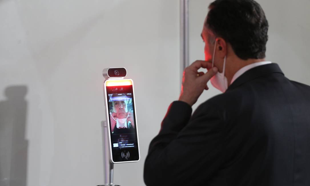 O presidente do TSE, Luis Roberto Barroso, testou um aplicativo de reconhecimento facial, desenvolvido para aprimorar o sistema eleitoral no país Foto: Jorge William / Agência O Globo