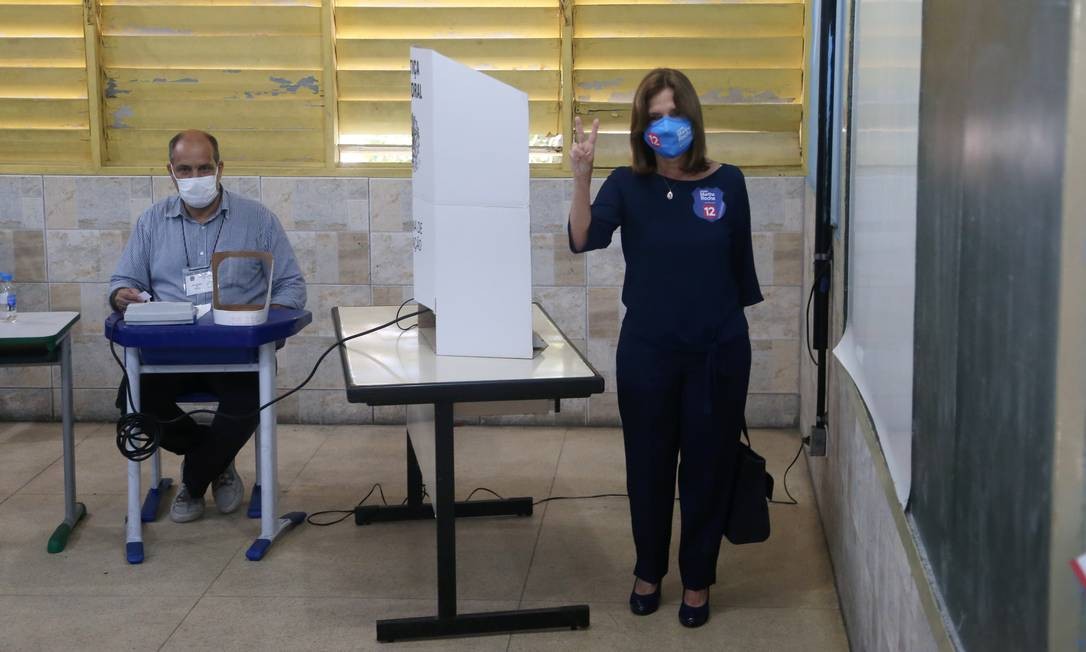 Martha Rocha (PDT), candidata a prefeito do Rio, votou na Escola Geral Euclydes de Figueiredo, na Tijuca, Zona Norte. Foto: Pedro Teixeira / Agência O Globo
