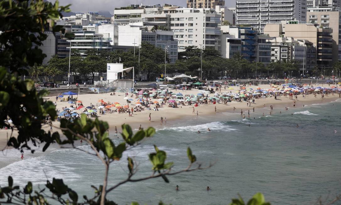 Apesar das nuvens, dia quente no Rio atraiu cariocas às praias da cidade neste domingo Foto: Luiza Moraes / Agência O Globo