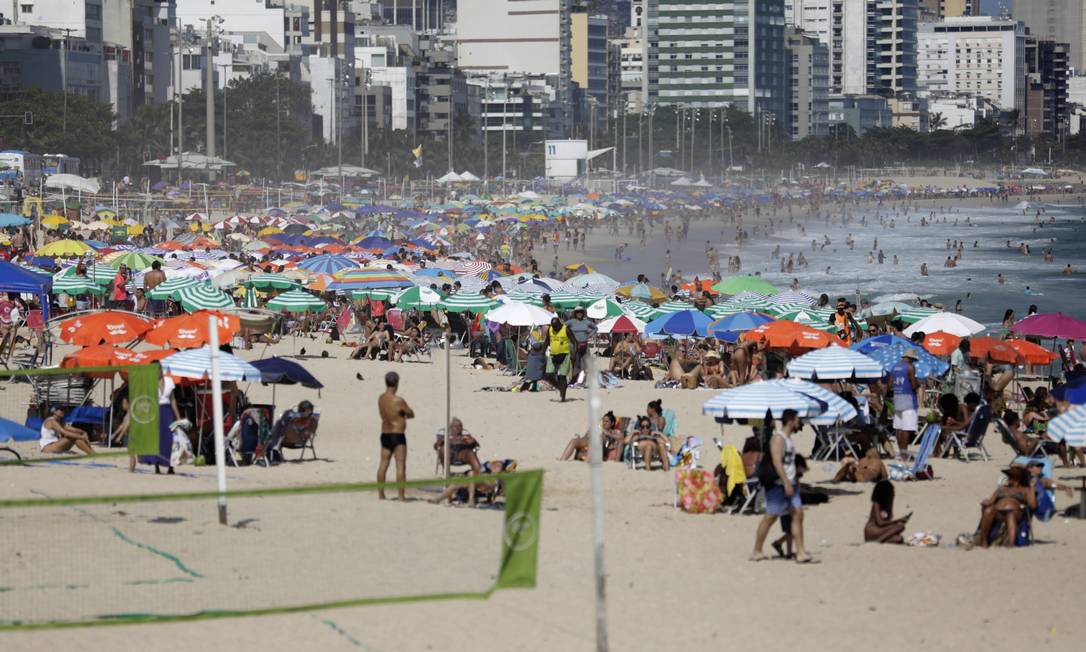 Vista da Praia do Leblon, movimentada no domingo de eleições municipais, dia 15 Foto: Luiza Moraes / Agência O Globo