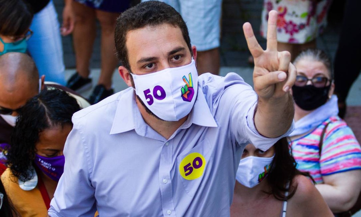 Guilherme Boulos (Psol) foi ao local de votação com máscara com o símbolo V Foto: Ofotográfico / Agência O Globo