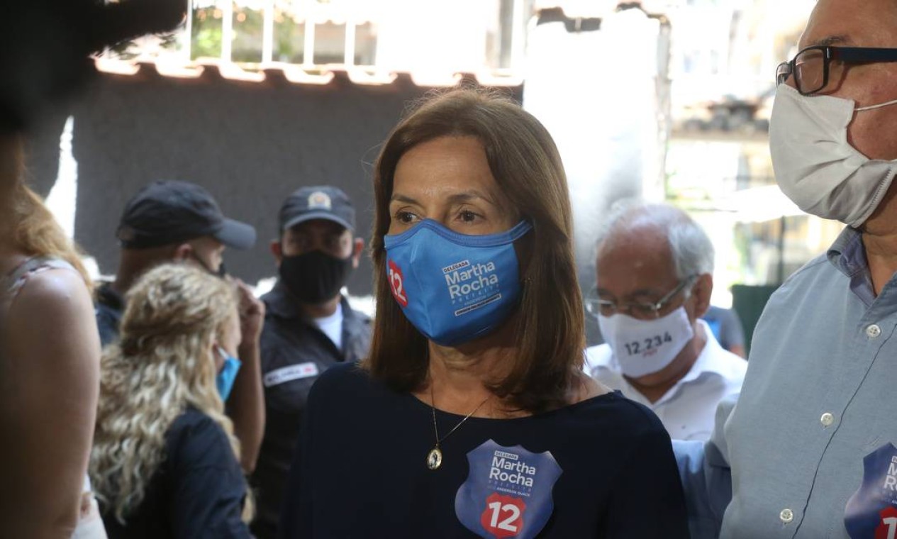 Martha Rocha (PDT) votou com máscara azul com nome e número da candidata à prefeita no Rio Foto: Pedro Teixeira / Agência O Globo