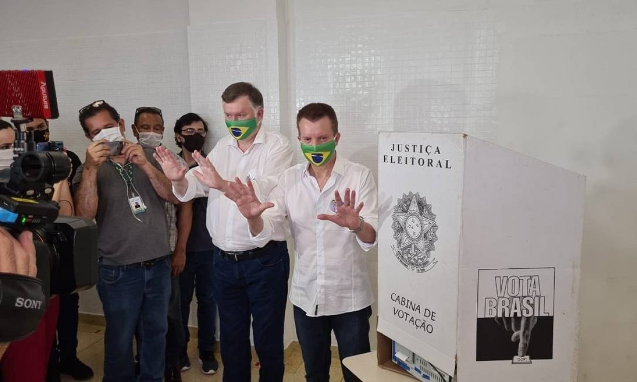 Celso Russomano (Republicanos) votou com máscara estampada com a bandeira do Brasil Foto: Gustavo Schmitt - O Globo