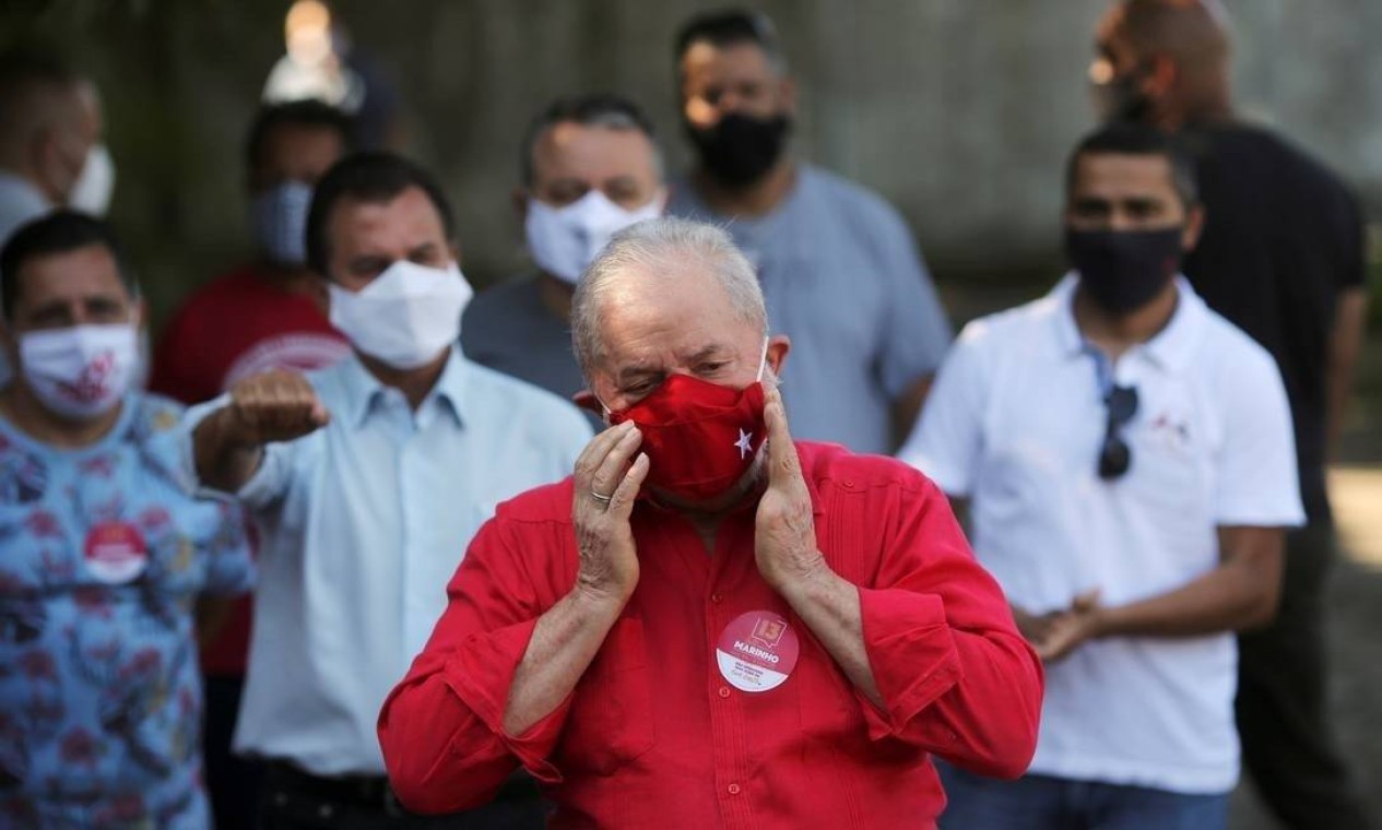 Ex-presidente Lula votou com máscara vermelha com estrela branca Foto: AMANDA PEROBELLI / REUTERS