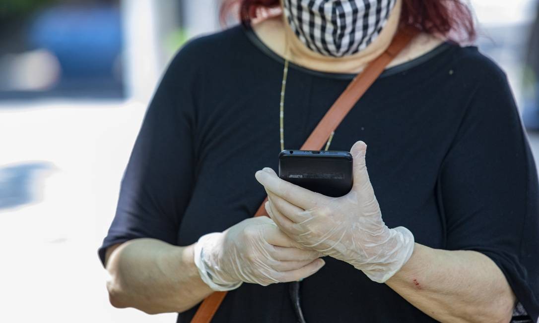 Some people resorted to wearing gloves to protect themselves from the coronavirus, at the Henrique Dodsworth School, in Ipanema Photo: Ana Branco / Agência O Globo