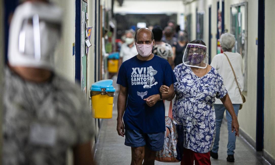 The use of the mask was mandatory for voters in all polling stations Photo: Hermes de Paula / Agência O Globo