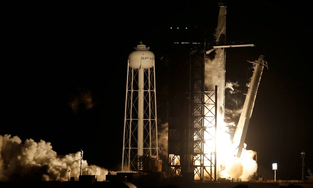 Lançamento do foguete SpaceX Falcon 9 com a cápsula Crew Dragon, na Flórida Foto: THOM BAUR/REUTERS