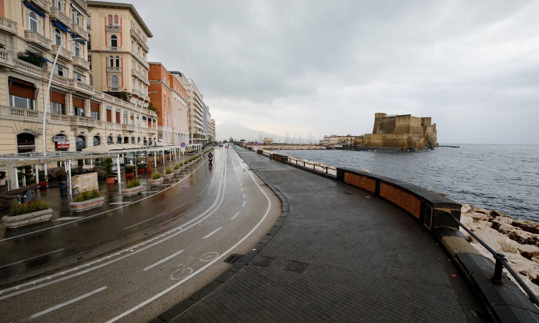 Panorama de Nápoles vazia em 16 de novembro. Cidade foi decretada uma "zona vermelha" para Covid-19 Foto: CIRO DE LUCA / REUTERS