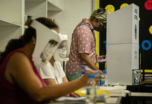 Voting at a municipal school in the Catete district, in the South Zone of Rio Photo: Hermes de Paula / Agência O Globo