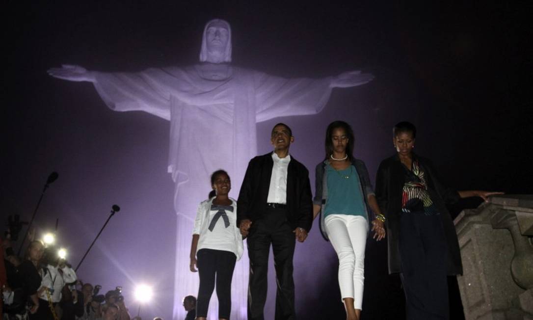 Obama com a mulher, Michelle, e as filhas Malia e Sasha no Cristo Redentor, durante viagem ao Rio de Janeiro em 20 de março de 2011 Foto: JASON REED / Reuters