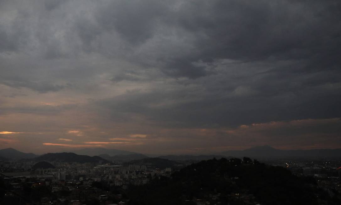 O tempo mudou e nuvens escuras tomaram conta de parte da cidade Foto: Luiza Moraes / Agência O Globo
