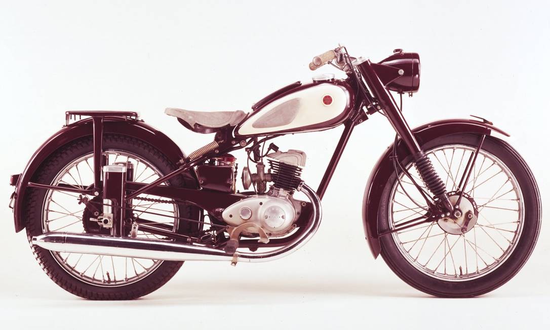 Yamaha Motor do Brasil - YA1 foi a primeira moto #Yamaha, em 1955. Foi  chamada de Akatombo, a libélula vermelha. A sua mais célebre conquista  foi o 1º lugar na corrida da