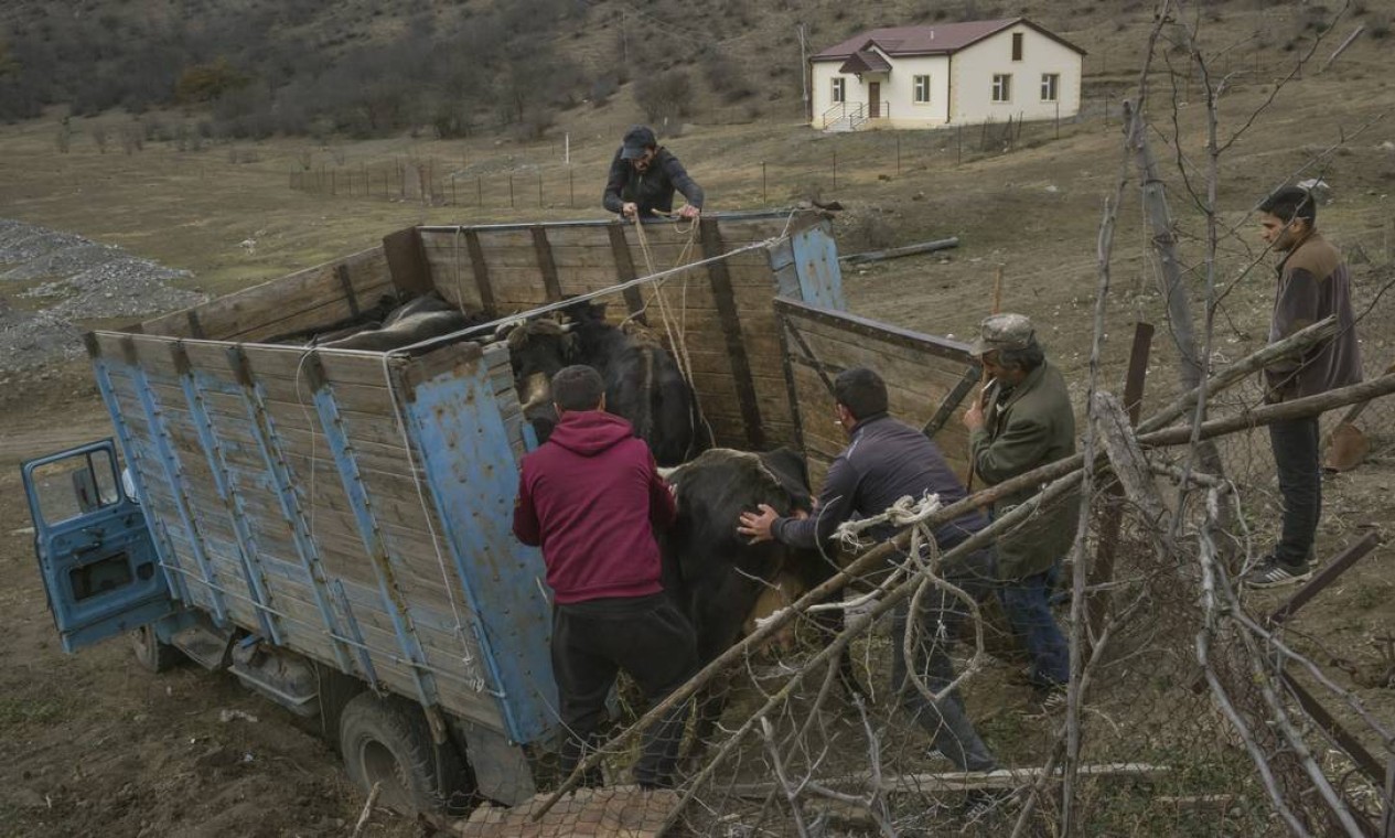 Azerbaijão: Em guerra com Armênia, país faz propaganda nacionalista com  clipe de heavy metal