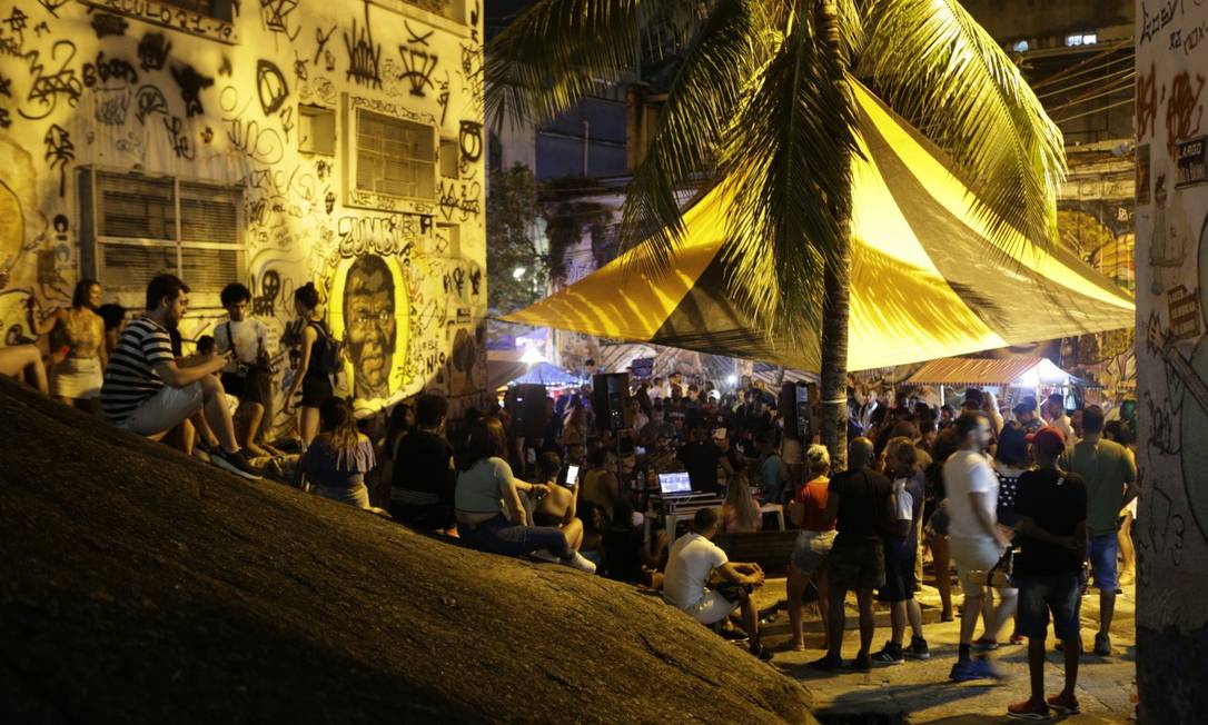 Primeira roda de samba após morte trágica de cineasta quando voltava do evento, no Centro do Rio Foto: Alexandre Cassiano / Agência O Globo