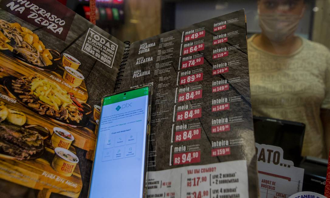 Pagamento com Pix no restaurante Billy The Grill: ainda há dúvidas sobre o sistema Foto: Antonio Scorza / Agência O Globo