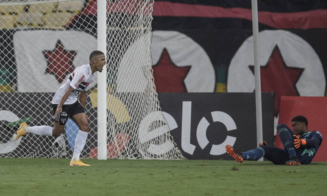 Brenner comemora o gol, enquanto Hugo observa o lance, no fim da partida entre Flamengo e São Paulo, no Maracanã Foto: Alexandre Cassiano
