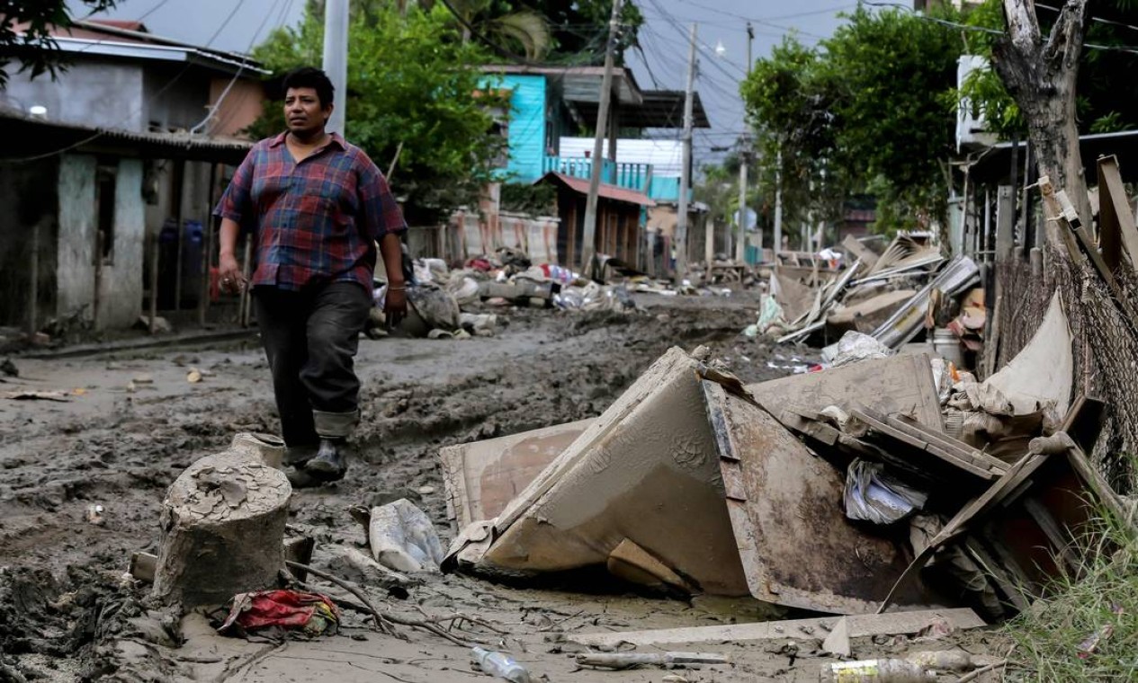 Homem caminha por uma rua danificada após a passagem de furacão em La Lima, Cortes, Honduras Foto: WENDELL ESCOTO / AFP