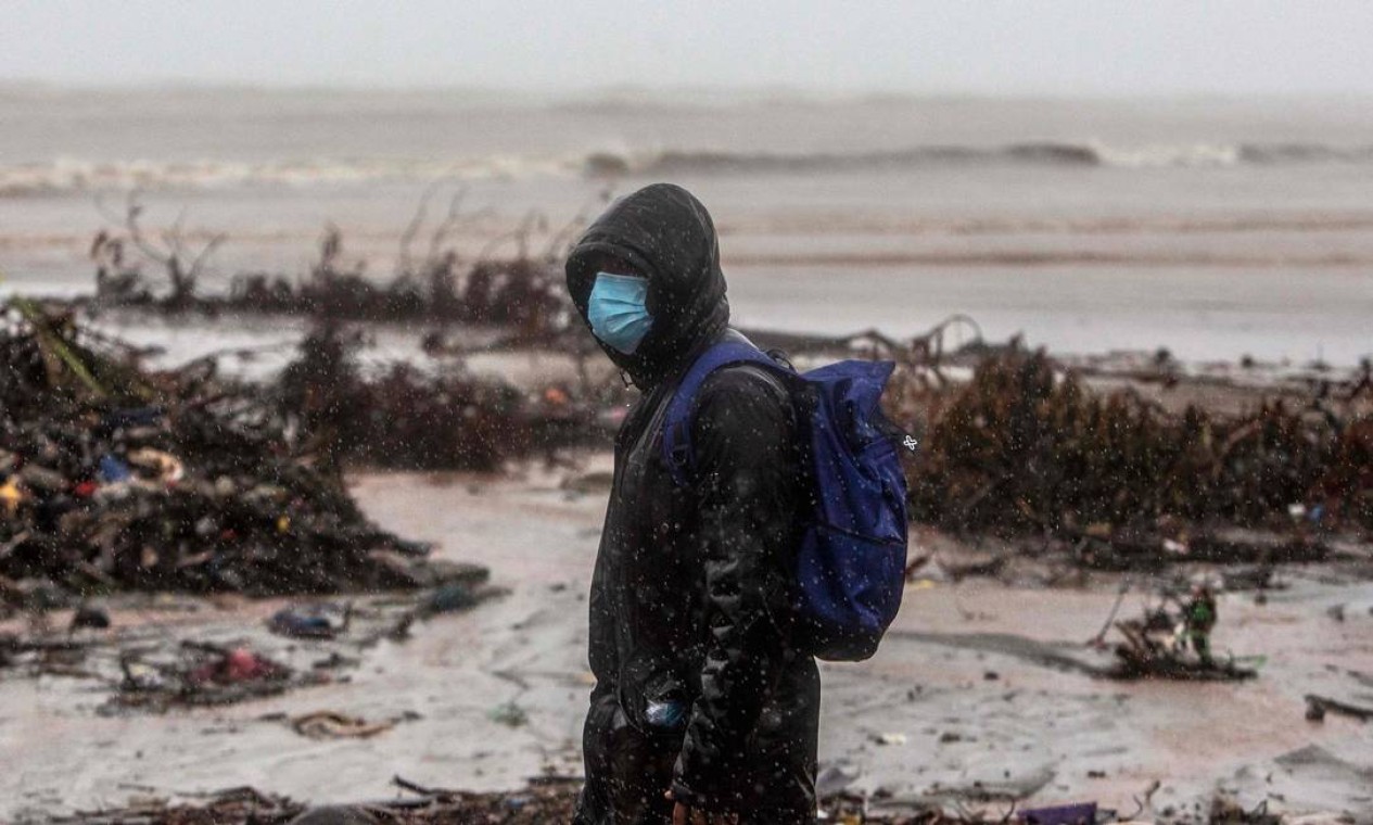 Homem caminha na praia de El Muelle em Bilwi, Puerto Cabezas, Nicarágua. O furacão Iota ganhou força e atinge a América Central áreas já devastadas por uma forte tempestade há apenas duas semanas Foto: STR / AFP