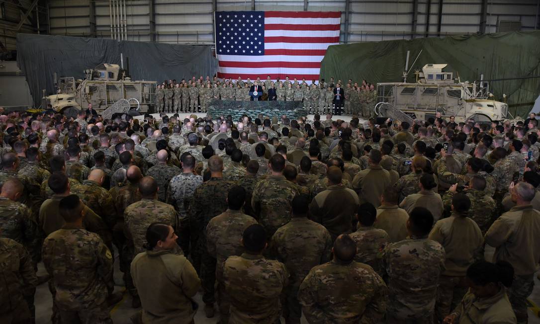 Donald Trump faz visita a militares americanos na base de Bagram, no Afeganistão, em novembro de 2019 Foto: OLIVIER DOULIERY / AFP