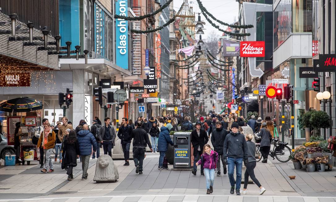 Pessoas caminham na rua comercial Drottninggatan, no centro de Estocolmo, na Suécia, enquanto a pandemia volta a avançar no país Foto: TT NEWS AGENCY / via REUTERS